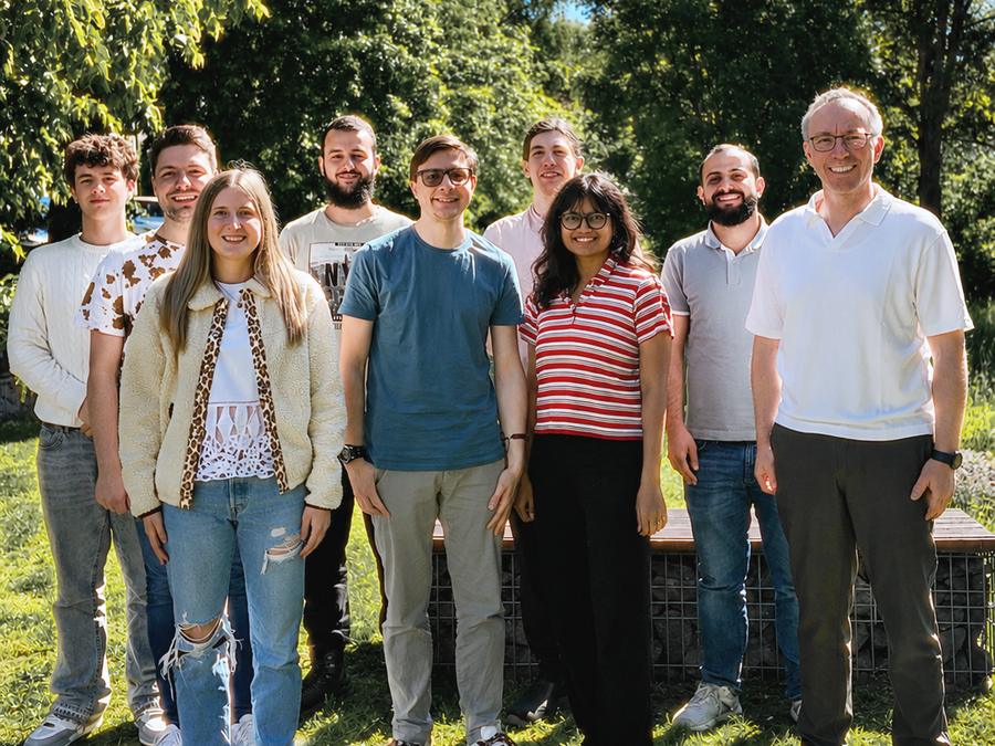 Das neunköpfige Team der SaJo Consulting GmbH im Garten vor dem Büro